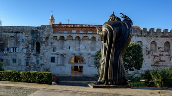 image of grgur ninski statue and the golden gate